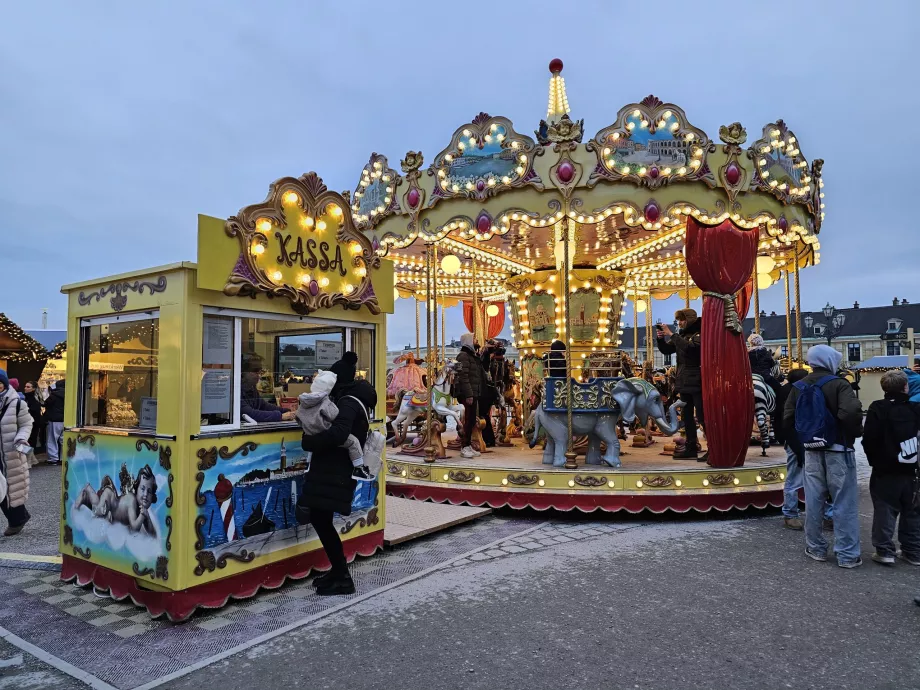 Karusell på julmarknaden i Schönbrunn