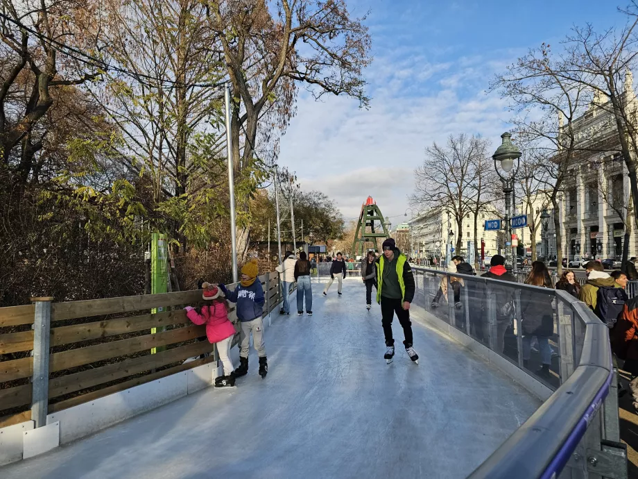 Skridskobana framför stadshuset