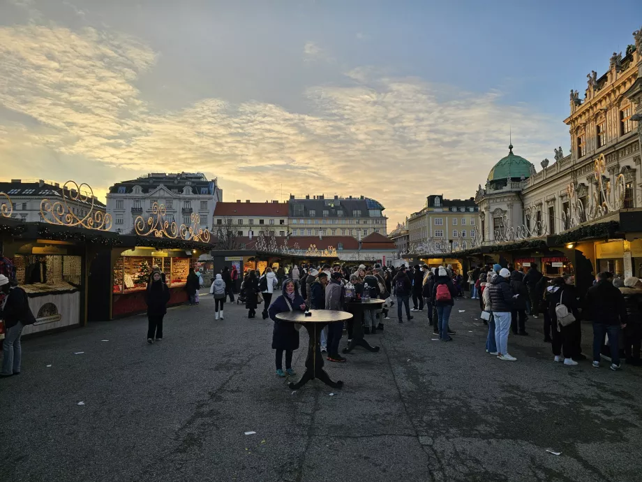 Marknader framför Oberes Belvedere