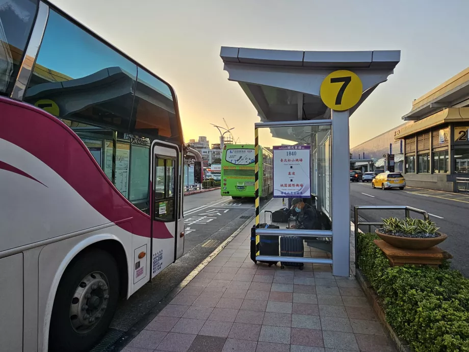 Busshållplats riktning Taoyuan TPE Airport