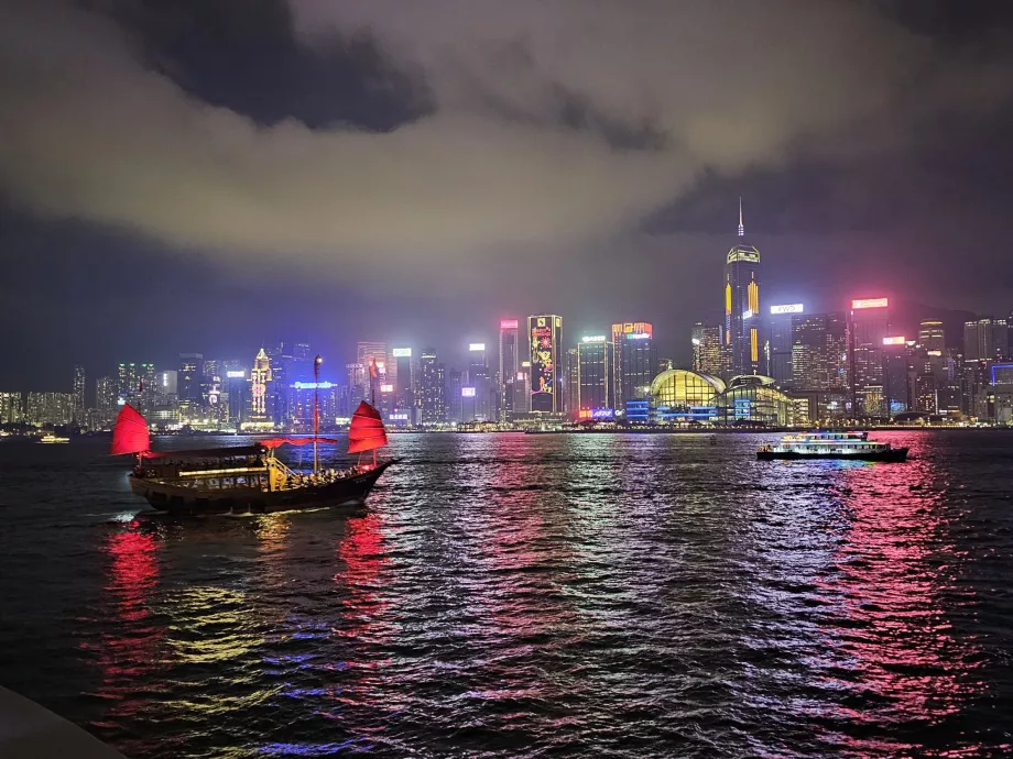 Utsikt över Hong Kong Island från TST-promenaden