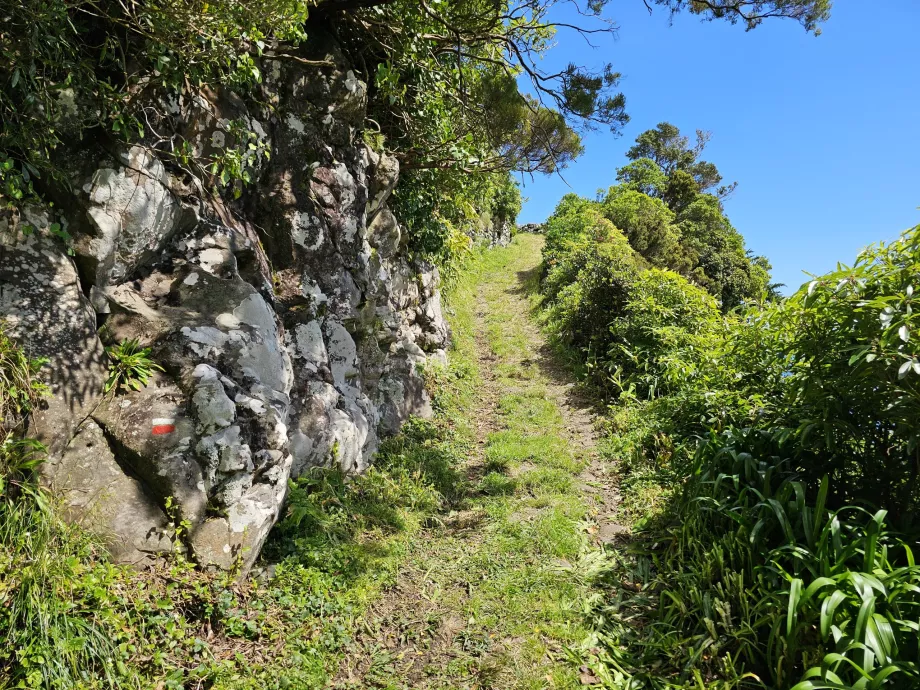 Märke på klippan, trilho Ponta Ruiva-Cedros