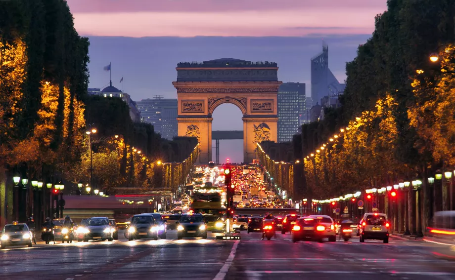 Champs Elysees på kvällen