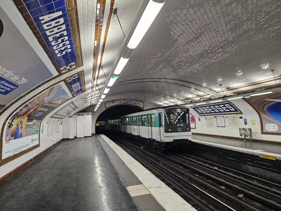 Tunnelbanetåg vid Abbesses station