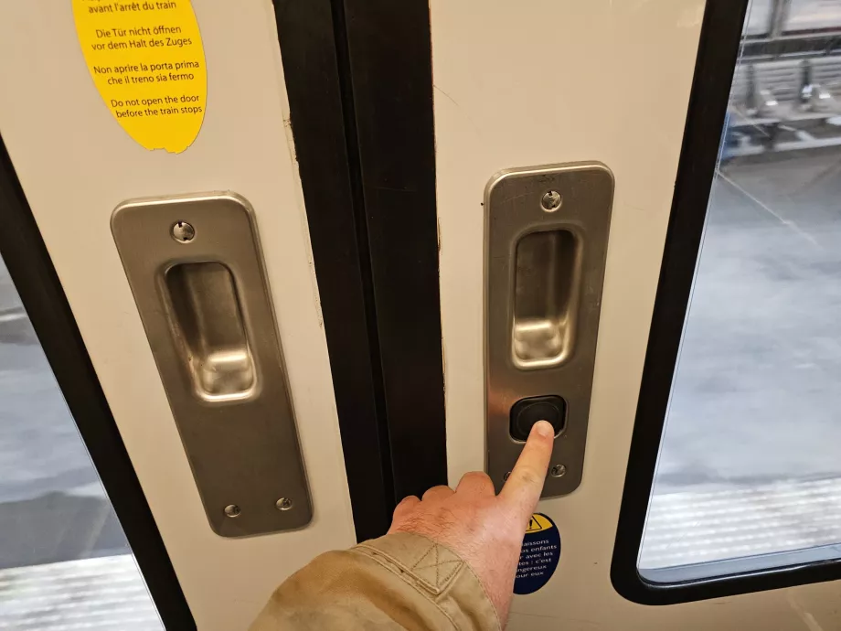 Svart dörröppningsknapp på vissa RER-apparater