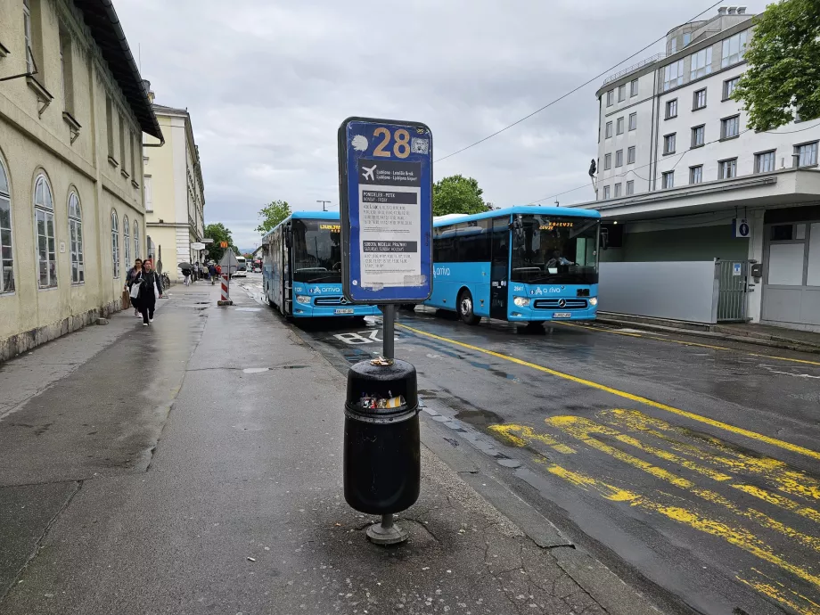 Busshållplats vid flygplatsen nära centralstationen