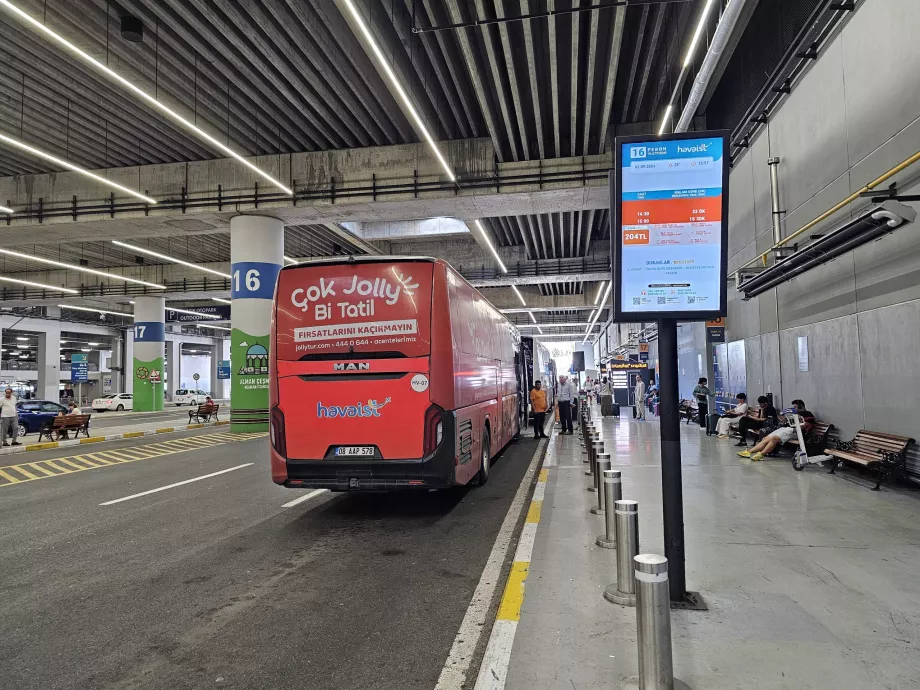 Busshållplats vid flygplatsen - linje mot Taksim (centrum)