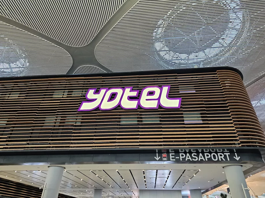 Yotel, allmän del