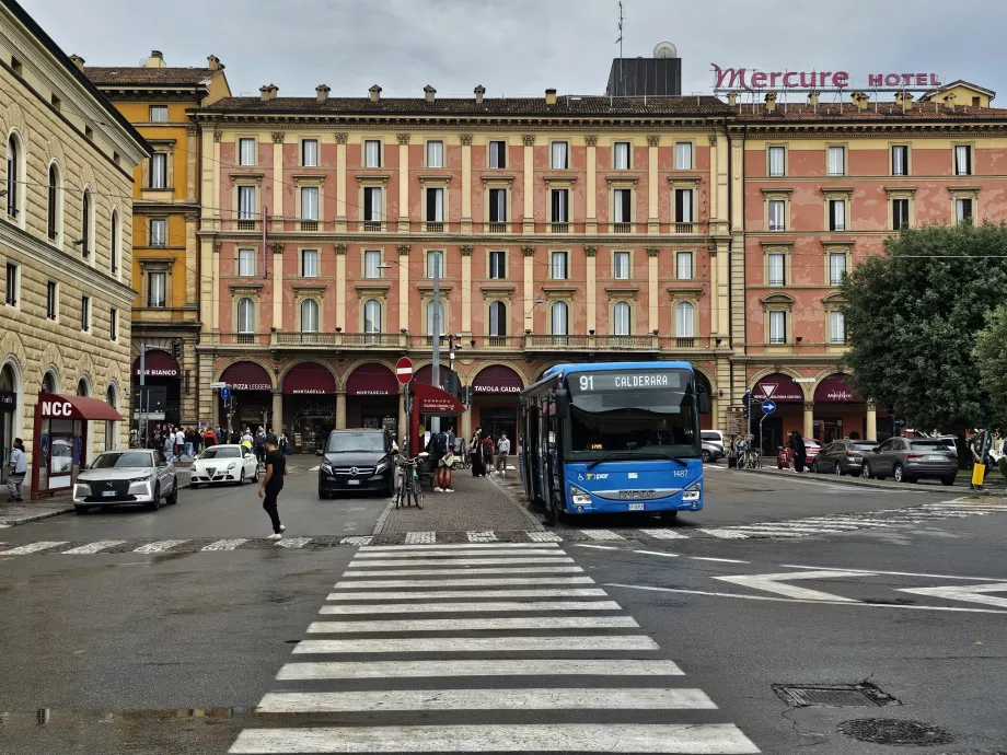 Bussarna 81, 91, 35 och 39 stannar framför Bologna Centrale