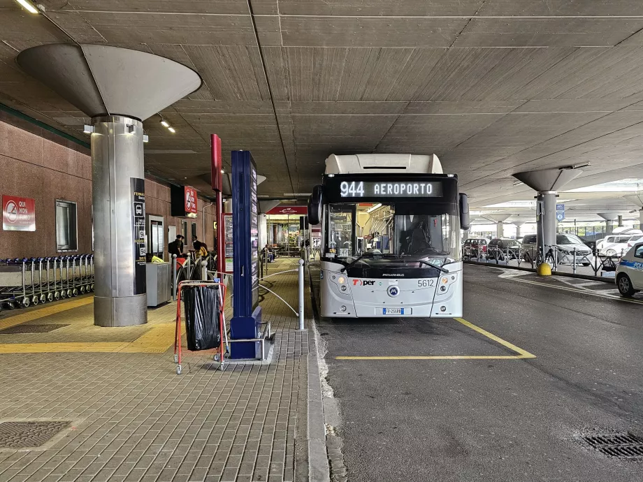 Busshållplats 944 vid flygplatsen