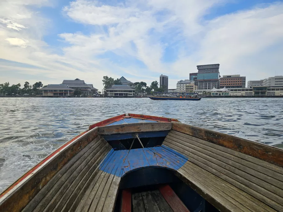 Resan med båt från Kampong Ayer