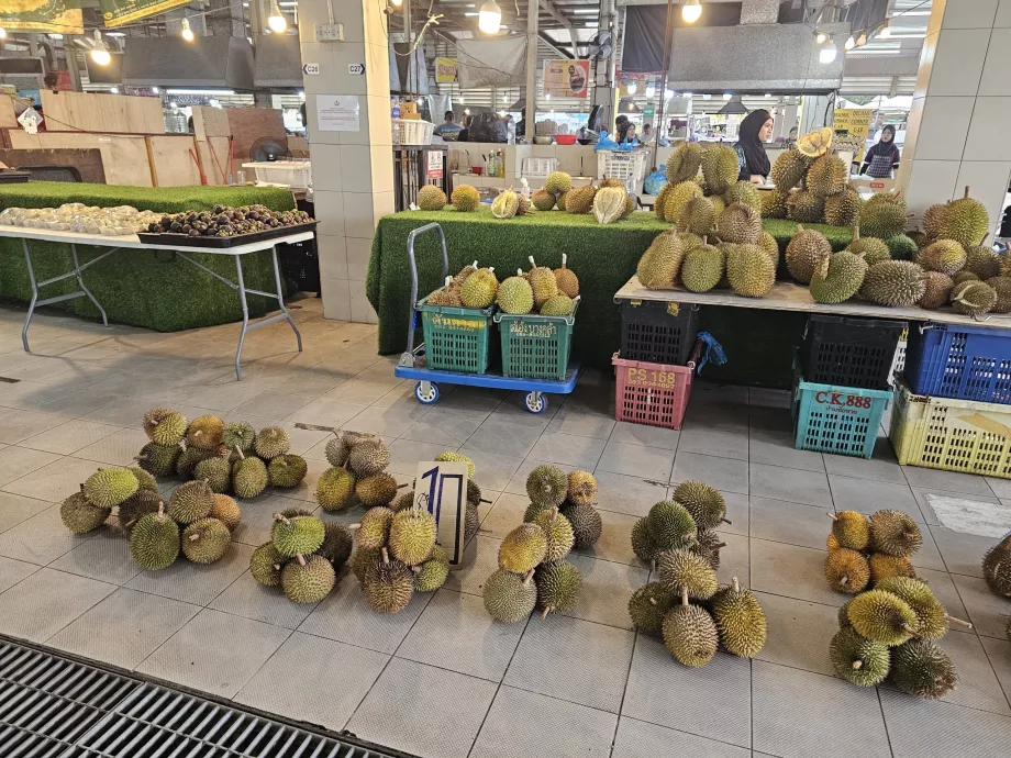 Durians på nattmarknaden i Gadong