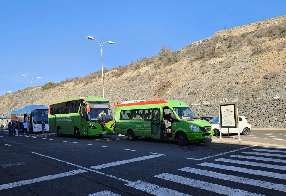 Kollektivtrafikens bussar stannar framför terminalen