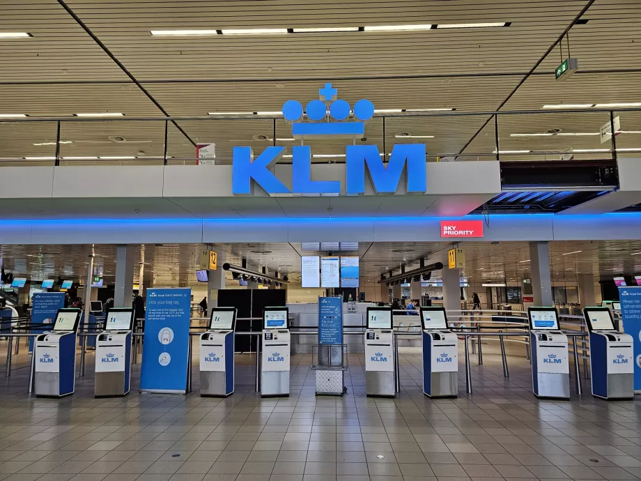 KLM:s incheckningsdiskar i Amsterdam