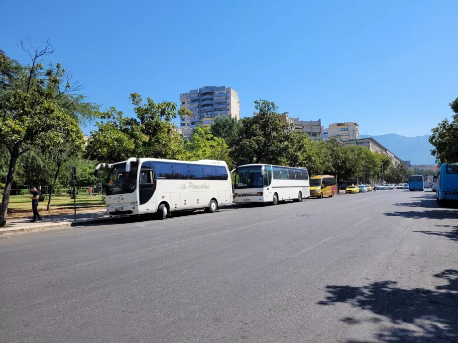 Bussar till flygplatsen på östra sidan av torget