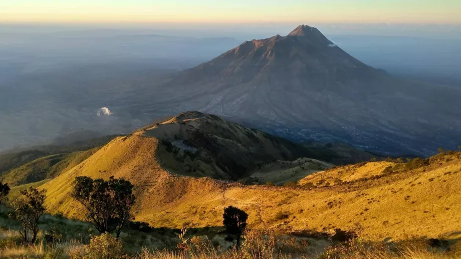 Utsikt från toppen av Mount Merbabu till vulkanen Merapi