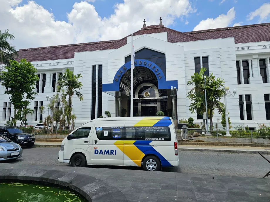 DAMRI-busshållplats framför Bank Indonesia