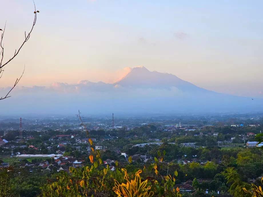 Ratu Boko, utsikt över vulkanen Merapi