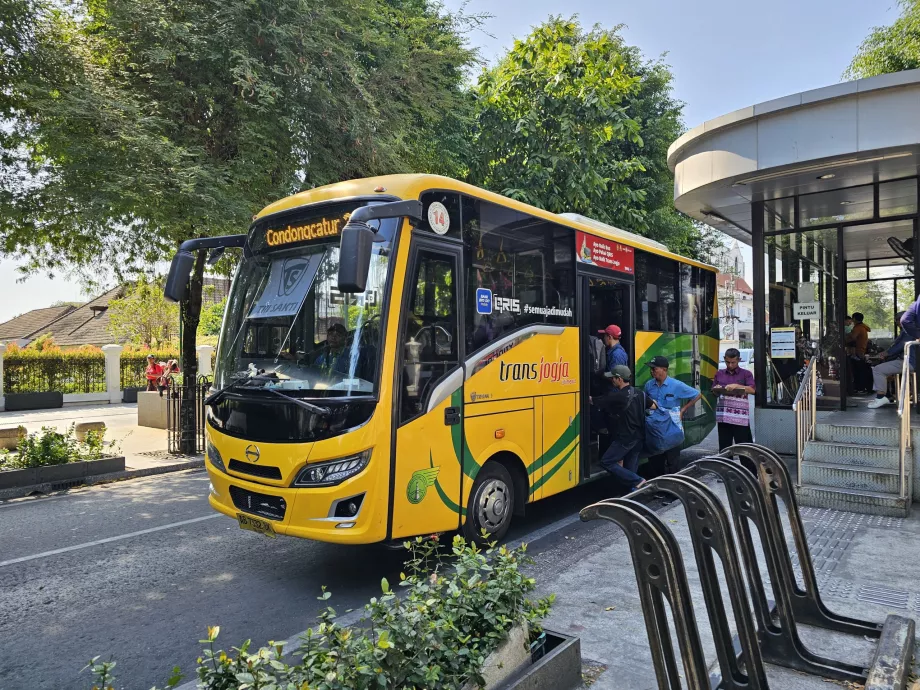 TransJogja-buss, påstigning från gatunivå