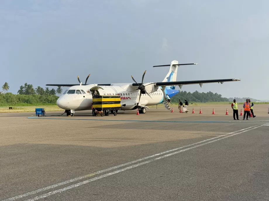 Maldiviskt flygplan ATR-72 på Kooddoo GKK