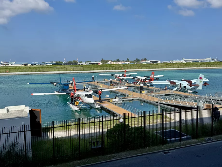 Trans Maldivian Airways sjöflygplan sett från loungen