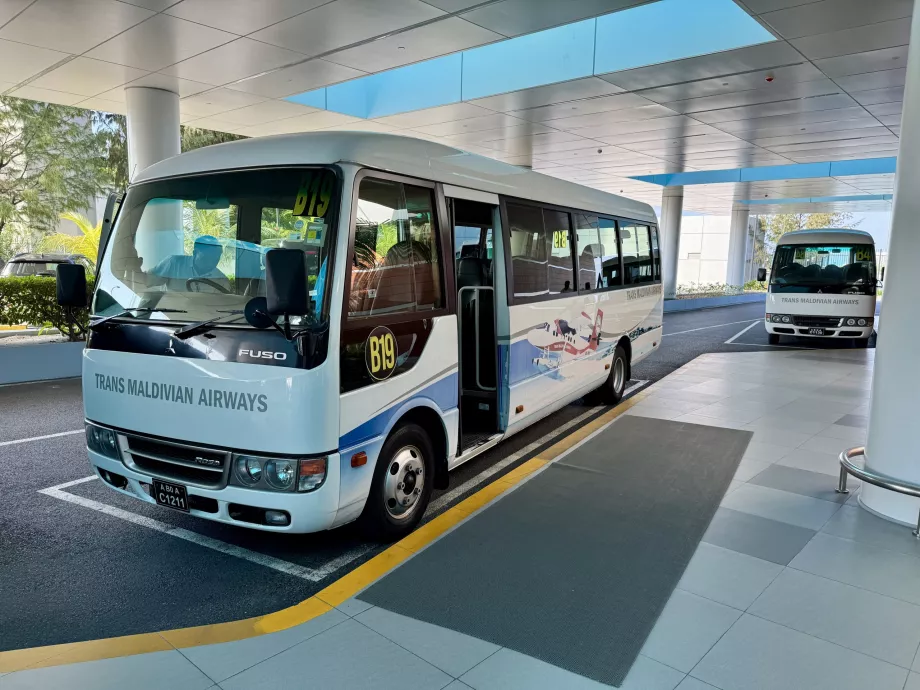 Trans Maldivian Airways minibuss